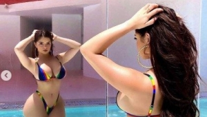 Demi Rose renkli bikinisiyle yürek hoplattı