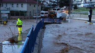 İzmir'de Şiddetli Yağış Sonrası Sel Böyle Vurdu