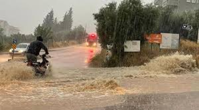 İstanbul'da yağış hayatı felç etti! Yollar göl döndü: Araçlar sular altında kaldı